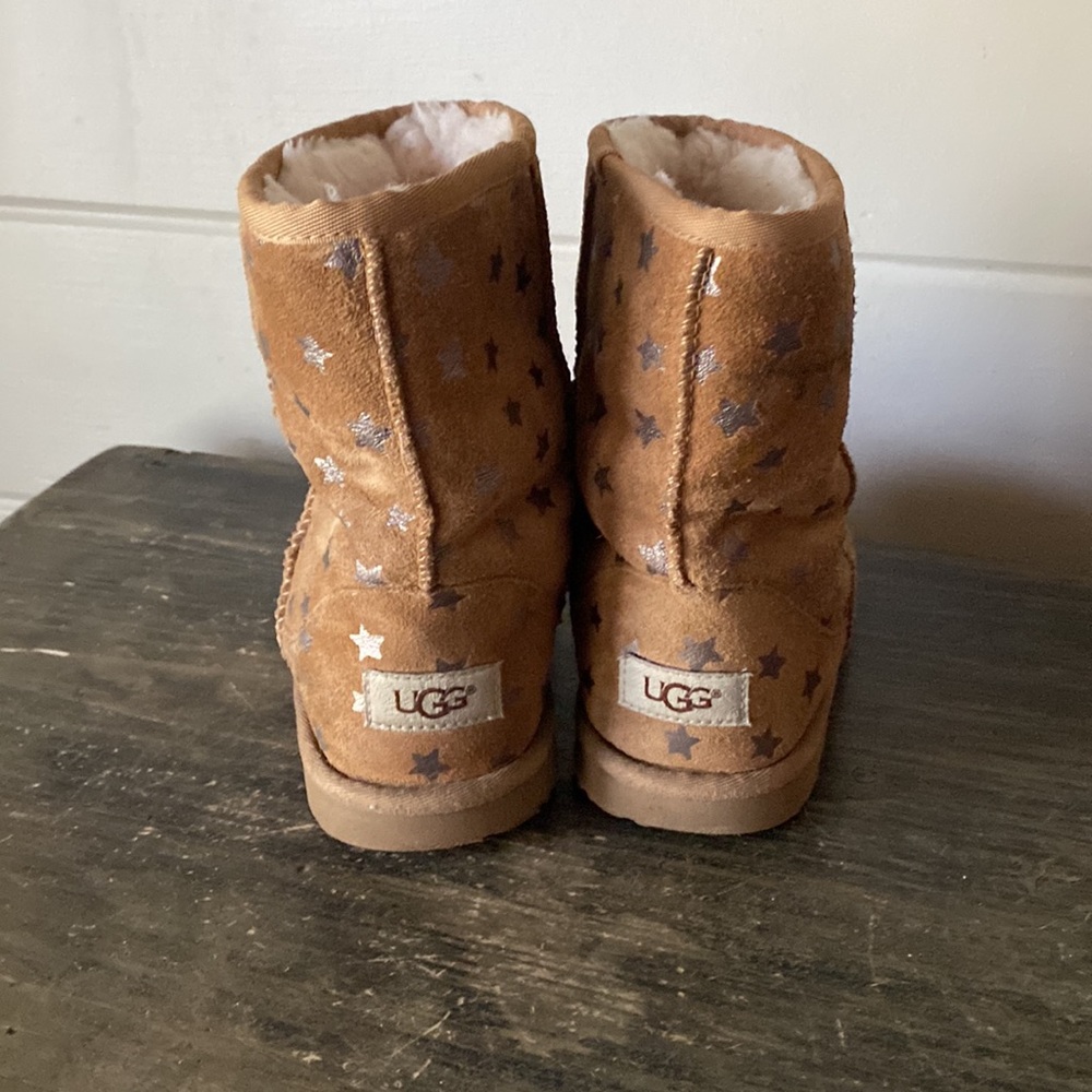 Rare Find – UGG Classic Short II Stars Boot 
Size 4 (Big Kid) | Color: Chestnut - Picture 6 of 15